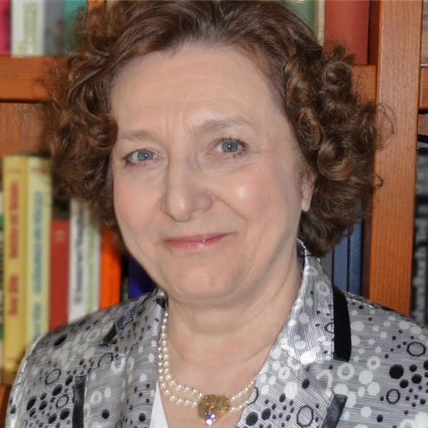 Portrait-vor-Buecherregal